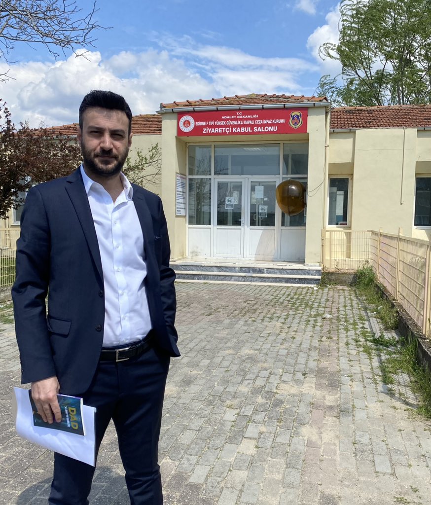 salimdara's tweet photo. Selahattin Başkanı bayram dolayısıyla ziyaret ettim. Hakkari halkına özel selamları vardı. Herkesi değişim için Yeşil Sol Parti saflarında çalışmaya davet etti.
Buradayız, birlikte değiştireceğiz! @DrSaitDede @AbdullahZeydan @oydere @SoresDiri @sabedaraa https://t.co/Bq6LMoveMZ