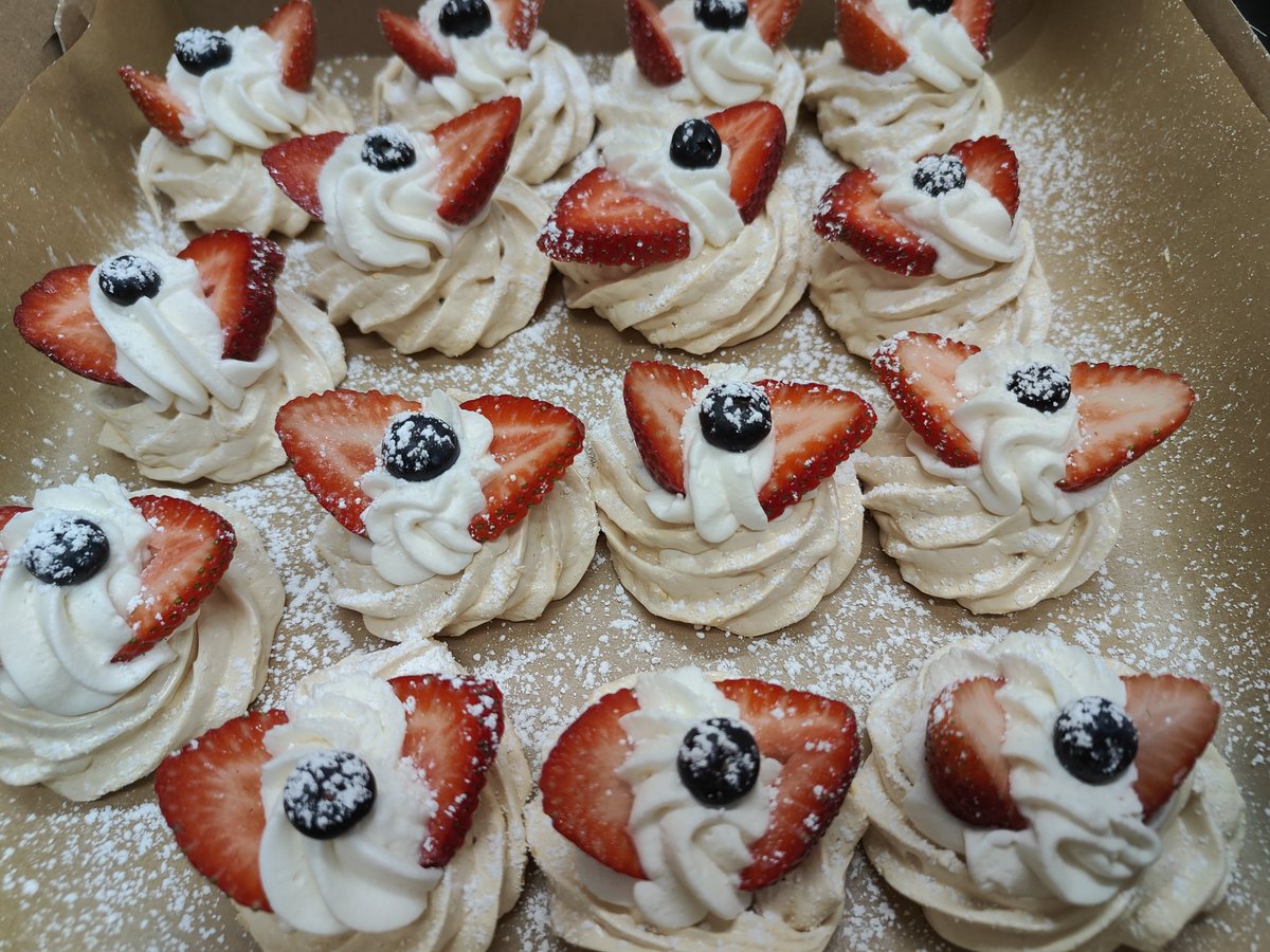 TrueBlueBakery's tweet image. Beautiful little pavlovas 😍