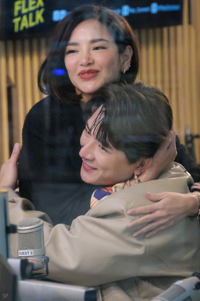 sashimi_pizza's tweet photo. น้องคริสกับแม่อ้อมน่ารักกกกก ☺️
@kristtps 
#Flex1045xKristPerawat
#KristCallMePressTour
#KristPerawat https://t.co/oLkuljXY2N