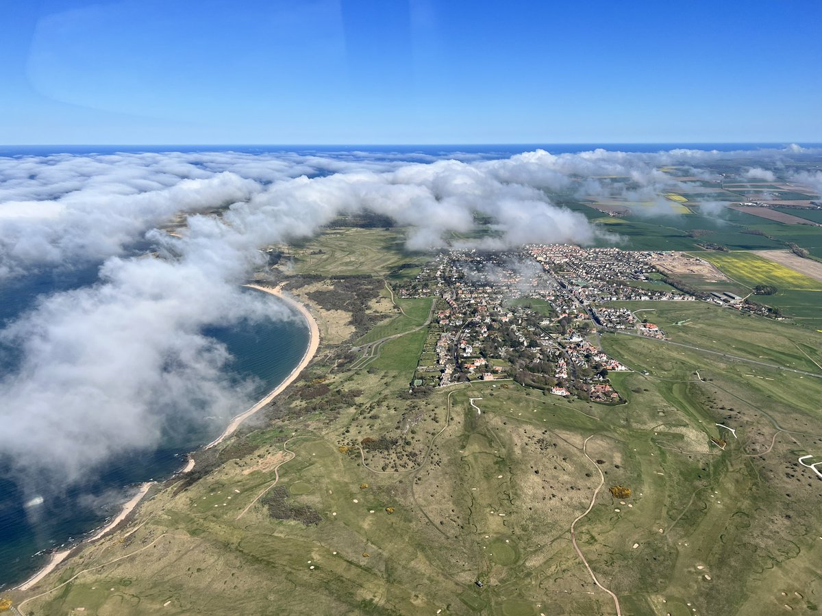 CaptainRBGS's tweet image. Gullane just holding back the haar today. @GullaneGolfClub