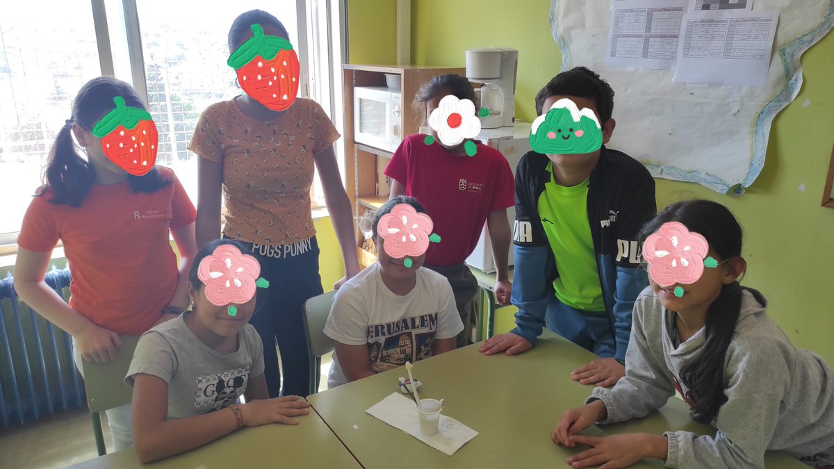 Niños de la clase de cuarto, quinto y sexto haciendo experimentos sobre la conductividad