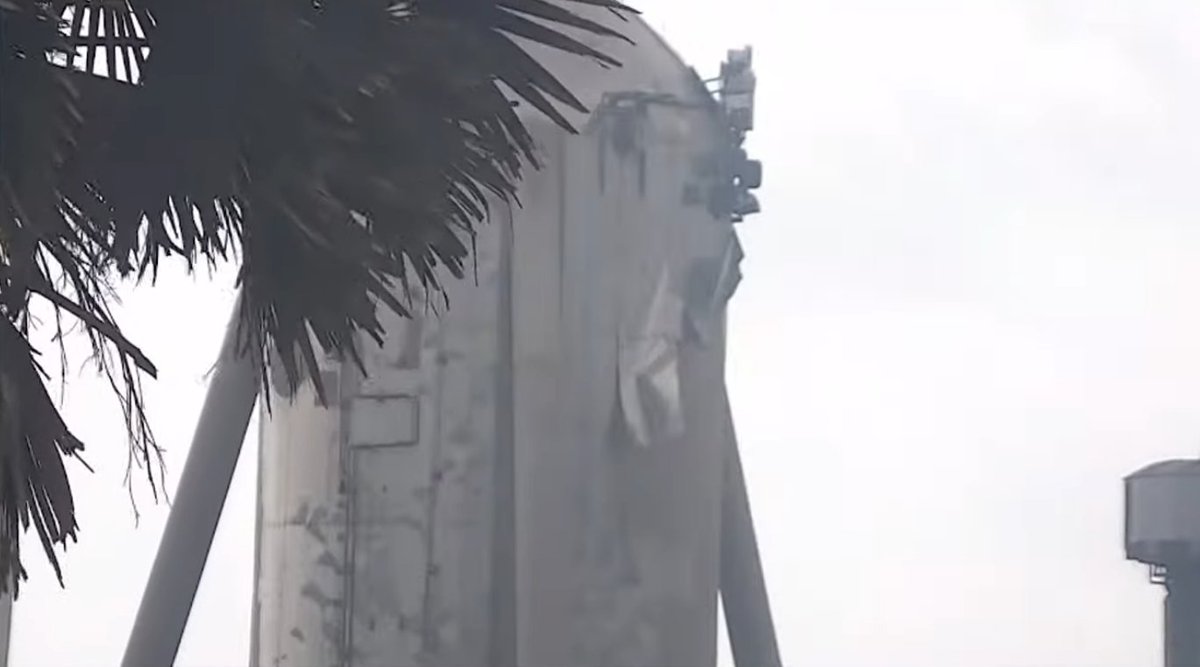 Infotinik's tweet photo. Nous découvrons progressivement les dégâts, et c'est l'ancêtre Starhopper qui en a fait les frais. Le béton sous la table orbitale a disparu… Selon certains points de vue, des morceaux de béton ont été projetés, témoignant de la puissance de la fusée. https://t.co/WXeu5irOMY