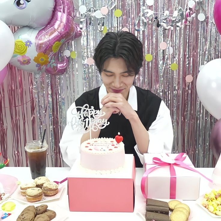 happyfeIi's tweet photo. who is celebrating their birthday today?
congratulations on your birthday. my adviki, this is your first birthday with me, and i hope you enjoy my company.
i wish you the best this year. happy birthday, once more! https://t.co/vYJgwjhEY5