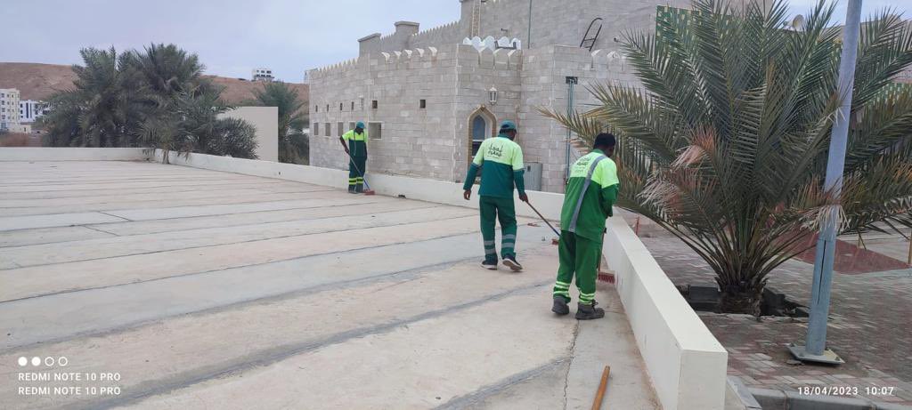 arabiandailys's tweet photo. #Muscat_Municipality in #Bausher carries out cleaning the Eid chapels and their parking lots. https://t.co/Xo4U4R594W