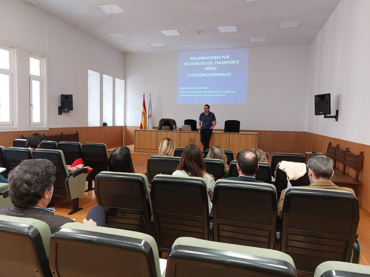 TSXGalicia's tweet photo. ✈️ Tres maxistrados/as de xulgados do #Mercantil de Galicia imparten hoxe no #TSXG aos seus compañeiros/as de Primeira Instancia un curso, dentro da formación descentralizada do #CXPX, sobre reclamacións por incidencias no #transporte aéreo https://t.co/D0Vovlv1oB
