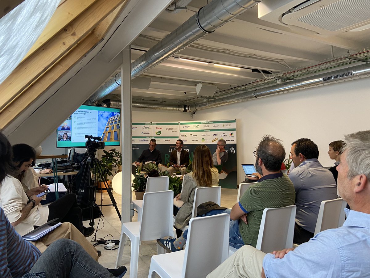 EstudioJaen's tweet photo. Hablando sobre #madera en las jornadas #Regen en @triple_ferraz #arquitectura https://t.co/1DCYVgfHV7