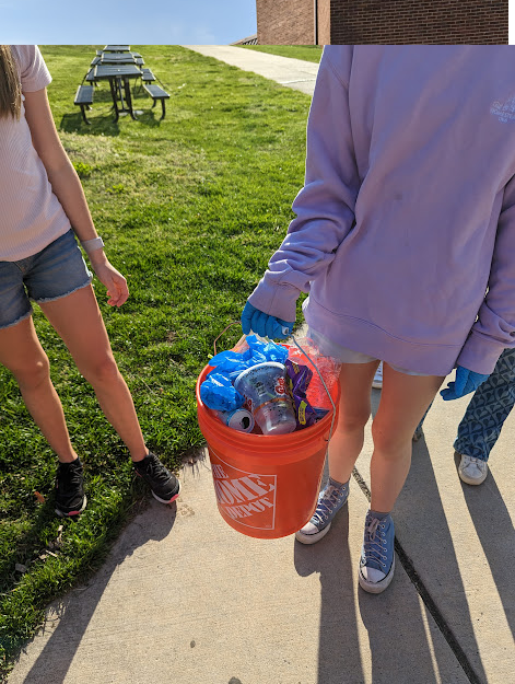 LeonbergerTJMS's tweet photo. Dozens of Yellowjackets participated in the #GreatGlobalCleanUp today to celebrate Earth Day! They gathered trash from around TJ park and deposed of it properly. #APSGreen #TJMSRocks @EarthDay https://t.co/Mqy5qnKlbf