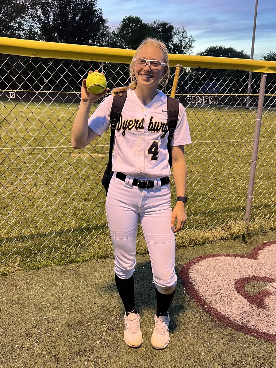 tnbolts2024sain's tweet photo. 2024 UTL @CourtAnn2024 had a phenomenal night at the plate lastnight going 3-4 with a single, triple &amp; HR 💣
She finished the night w 3 runs scored &amp; 5 RBI in Dyersburg’s 11-7 W over Kennett (MO). No HR video but did get the 3 RBI triple on video.
Way to go, Court‼️
#BoltsBoom⚡️ https://t.co/RsQleXRums
