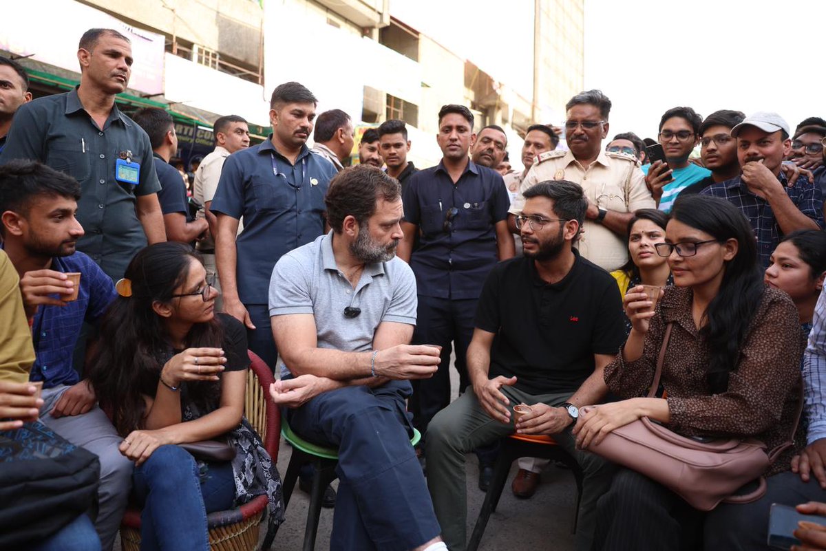INCIndia's tweet photo. देश की बात, देश के भविष्य के साथ

📍 मुखर्जी नगर, दिल्ली में छात्रों के साथ @RahulGandhi जी https://t.co/iYoRtCDSBz