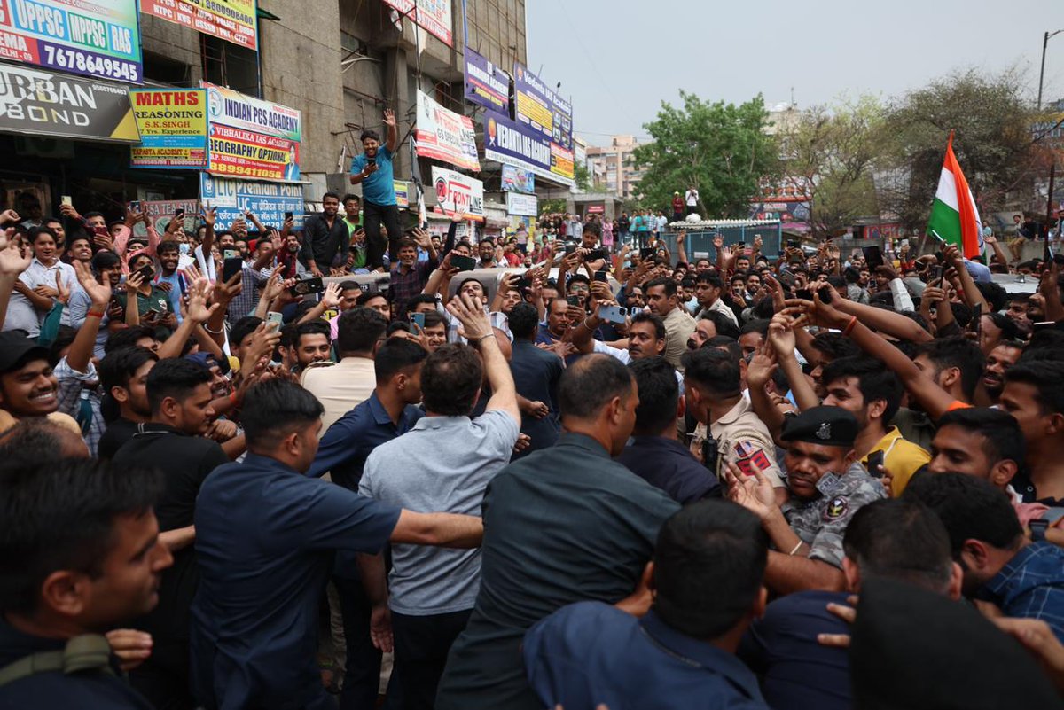 INCIndia's tweet photo. देश की बात, देश के भविष्य के साथ

📍 मुखर्जी नगर, दिल्ली में छात्रों के साथ @RahulGandhi जी https://t.co/iYoRtCDSBz