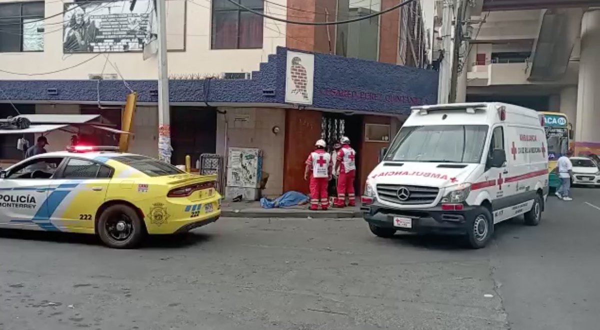 info7mty's tweet photo. Cuando caminaba por la banqueta y al sacarle la vuelta a un puesto de comidas, una mujer resbaló y falleció al golpearse contra el concreto, en la colonia Terminal, en Monterrey.
➡️ https://t.co/n0A3eQNQkN 

#INFO7 #Monterrey #Policiaca https://t.co/TZoPW1Arjr