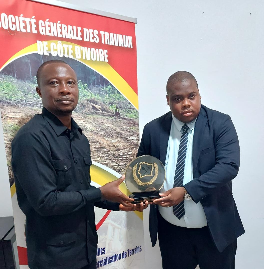 MarcAnvo's tweet photo. Je suis incroyablement honoré de recevoir cette distinction, celle du prix du meilleur jeune entrepreneur dynamique de Côte d'Ivoire, lors de la cérémonie de la Bacim
J'ai pu aujourd'hui, réceptionner des mains de M. Franck KOFFI le Pr du comité d'organisation.
#MDA #CIV225 https://t.co/Np6ROElOGa