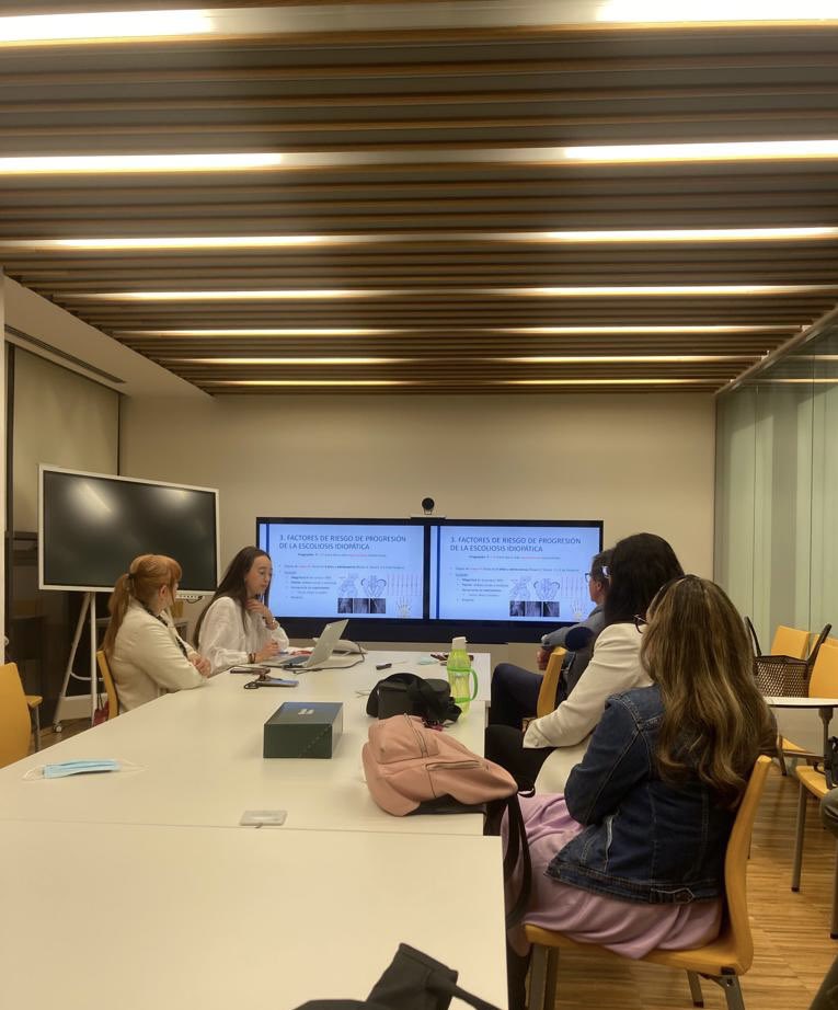 Hoy Blanca Adrién, residente de COT del <a href="/SanidadGU/">Sanidad Guadalajara</a>  y rotante en nuestra unidad de columna, ha repasado conceptos básicos de la escoliosis infantil. Enhorabuena por tu exposición! <a href="/Hosp_Villalba/">Hospital de Villalba</a> <a href="/ManoloBakes/">Manolo Bakes</a>