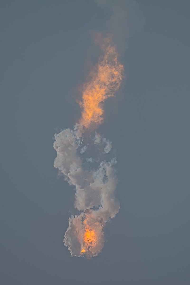johnkrausphotos's tweet photo. A dramatic ending to the first Starship Flight Test — likely a flight termination system command? 💥

Excitement guaranteed. Congrats SpaceX!!! https://t.co/yq8vlojAMC