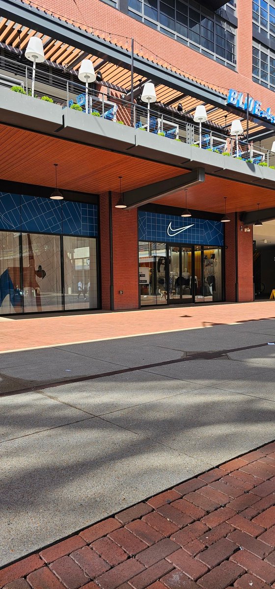 kavo3's tweet photo. Tried to order the Run the Jewels Nike  SB Dunk highs.  Got it pending within the first 30 seconds. Guessing I didn't get em, says sold out on the app. So went to the store. Was here right at open.  They don't have any.  So disappointed in #SNKRS app #Nike @runjewels @nikesb https://t.co/EQrjgGetN5