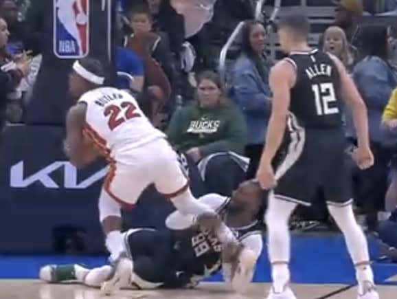 Jimmy Butler Proved It Is Possible To Get Your Leg Grabbed And Not Immediately Stomp On Someone's Chest In Retaliation barstoolsports.com/blog/3464133/j…