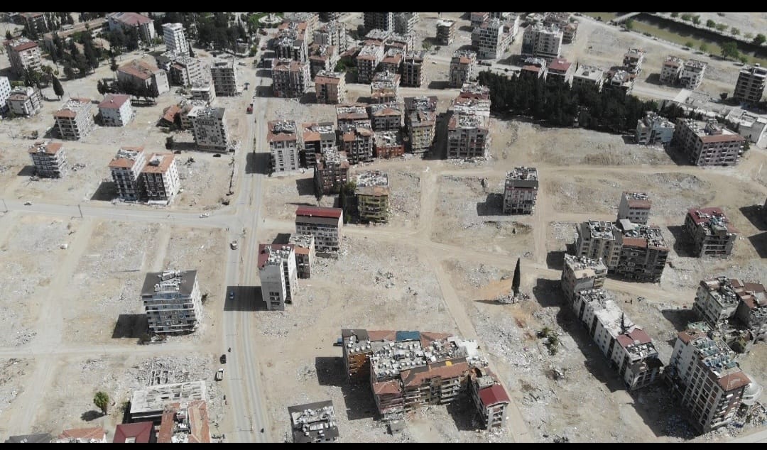 YeldaYalaman's tweet photo. Bayram temizliği yerine enkaz temizliği var bu yıl😔
Sessiz olun/olalım😔
#yeldayalaman #arthistorian #deprem #earthquake #11il #enkaz #yaşamizi https://t.co/hRCOdwSEOo