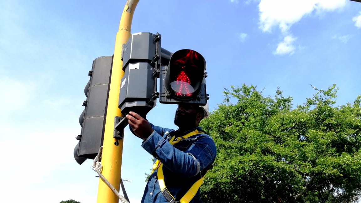 MovilidadCali's tweet photo. El equipo de semaforización de la Subsecretaria de Movilidad Sostenible y Seguridad Vial, adelantó la instalación de dispositivos sonoros para la red semafórica de la ciudad, en la intersección de la Av. 3 con Cl. 38 en Prados del Norte. 🚦🔊

#CaliTeQuiere💙❤️💚
@AlcaldiaDeCali https://t.co/QUSe8xlSgz
