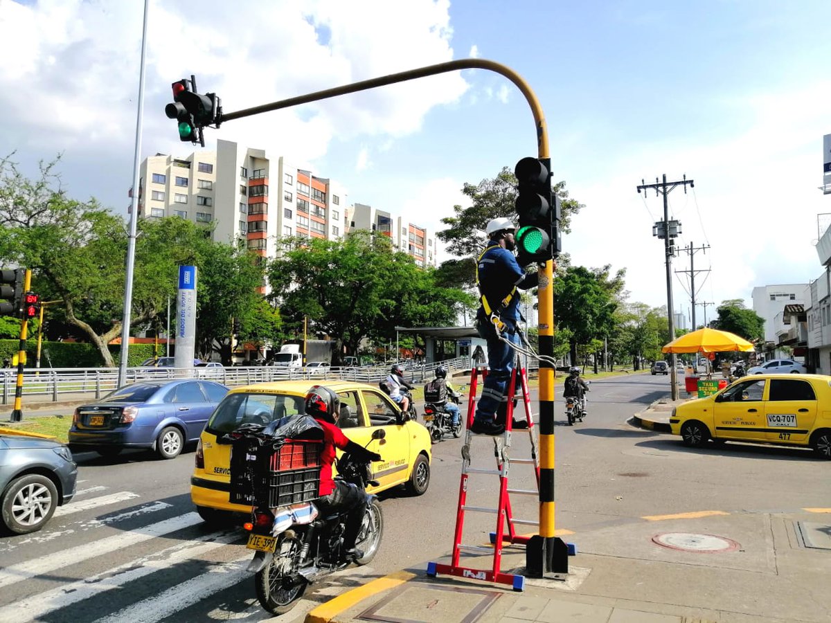 MovilidadCali's tweet photo. El equipo de semaforización de la Subsecretaria de Movilidad Sostenible y Seguridad Vial, adelantó la instalación de dispositivos sonoros para la red semafórica de la ciudad, en la intersección de la Av. 3 con Cl. 38 en Prados del Norte. 🚦🔊

#CaliTeQuiere💙❤️💚
@AlcaldiaDeCali https://t.co/QUSe8xlSgz