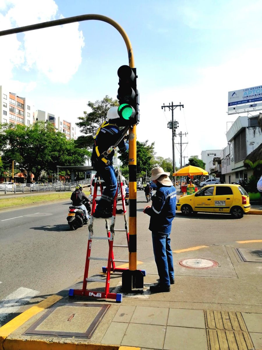 MovilidadCali's tweet photo. El equipo de semaforización de la Subsecretaria de Movilidad Sostenible y Seguridad Vial, adelantó la instalación de dispositivos sonoros para la red semafórica de la ciudad, en la intersección de la Av. 3 con Cl. 38 en Prados del Norte. 🚦🔊

#CaliTeQuiere💙❤️💚
@AlcaldiaDeCali https://t.co/QUSe8xlSgz