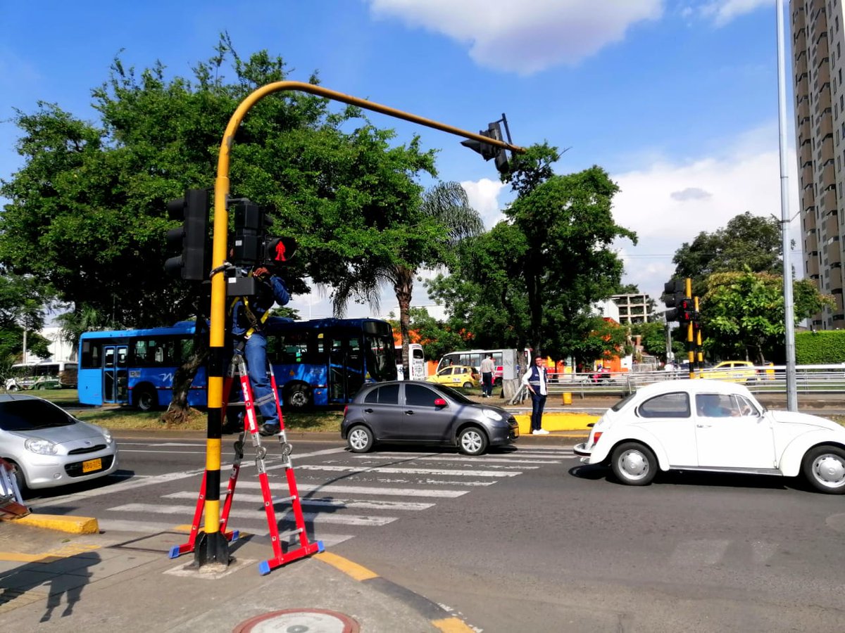 MovilidadCali's tweet photo. El equipo de semaforización de la Subsecretaria de Movilidad Sostenible y Seguridad Vial, adelantó la instalación de dispositivos sonoros para la red semafórica de la ciudad, en la intersección de la Av. 3 con Cl. 38 en Prados del Norte. 🚦🔊

#CaliTeQuiere💙❤️💚
@AlcaldiaDeCali https://t.co/QUSe8xlSgz