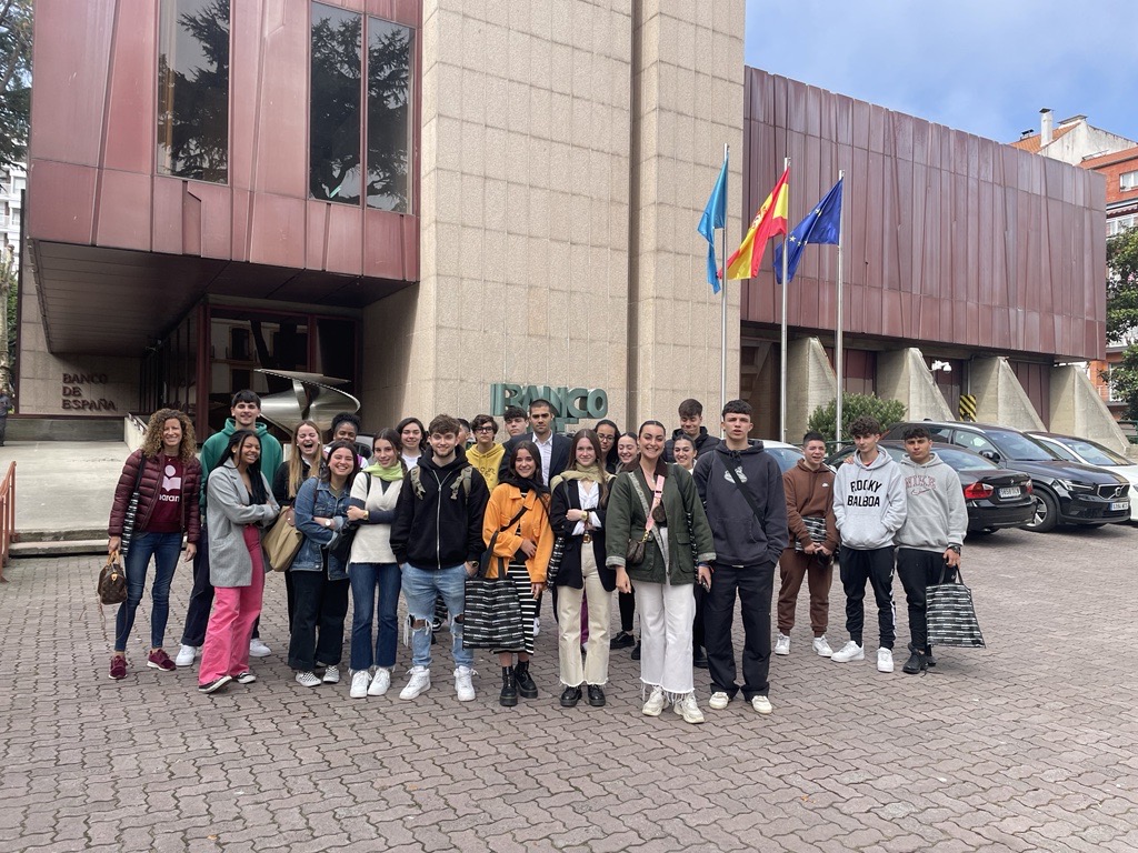 ies5's tweet photo. Estudiantes de Economía primero de bachillerato, visitando la sucursal del Banco de España en Oviedo https://t.co/UprtYv3ZeJ
