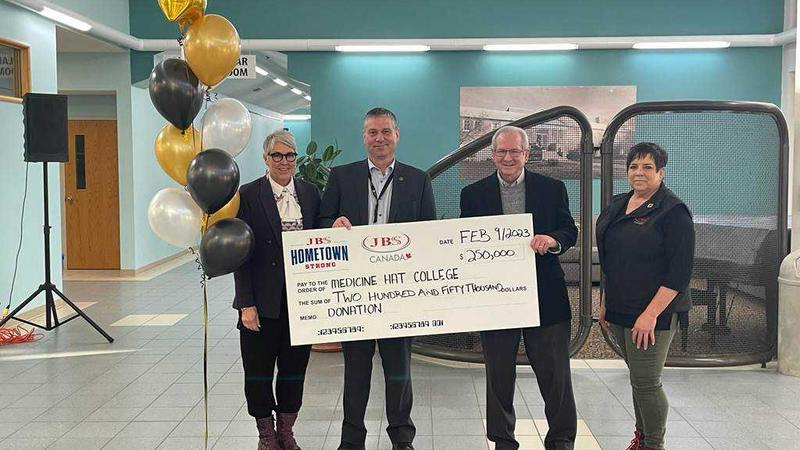 Through our #JBSHometownStrong initiative, our JBS Canada team is stepping up with $250,000 to provide automation training for team members at @MHCollege.
chatnewstoday.ca/2023/02/12/jbs…