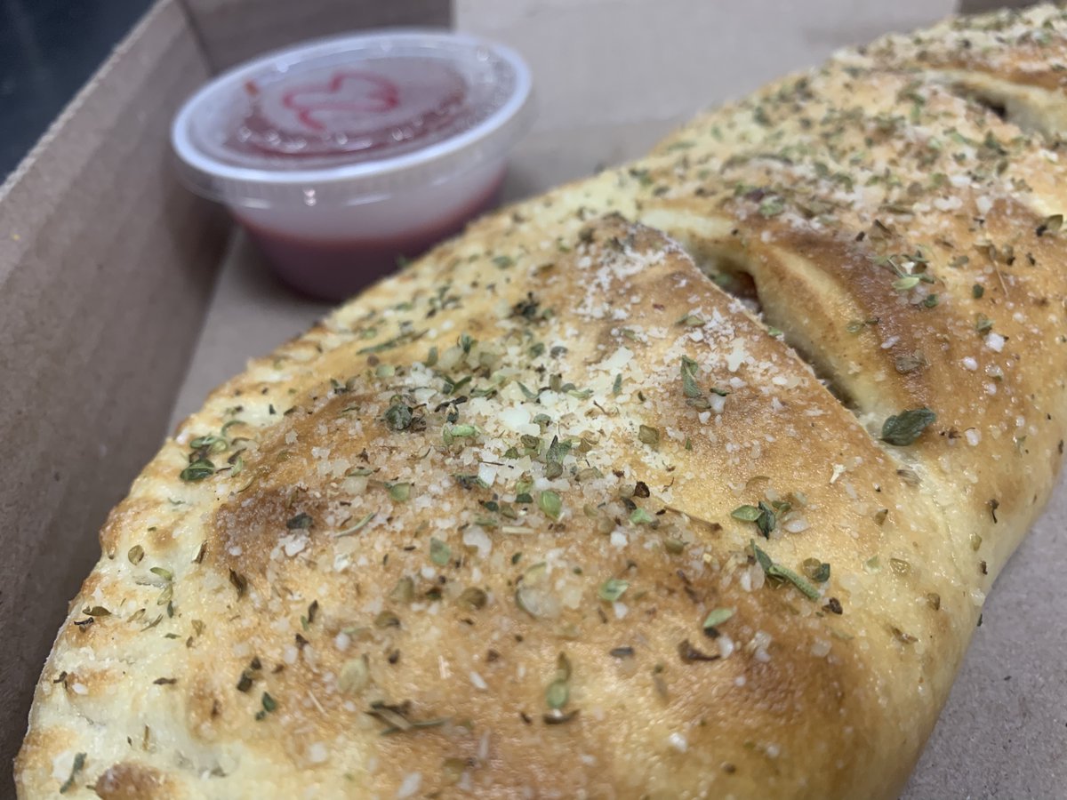 8th_na's tweet photo. Right now, or on your way home stop by 8th Street Pizza and enjoy some of the best New York style pizza, breadsticks, calzones, craft beer &amp; cannolis in the area! #EatLocal. Call ahead (812)725-0004, online at https://t.co/418QsLkKqw or your favorite 3rd party delivery app! https://t.co/wn22dh00IE