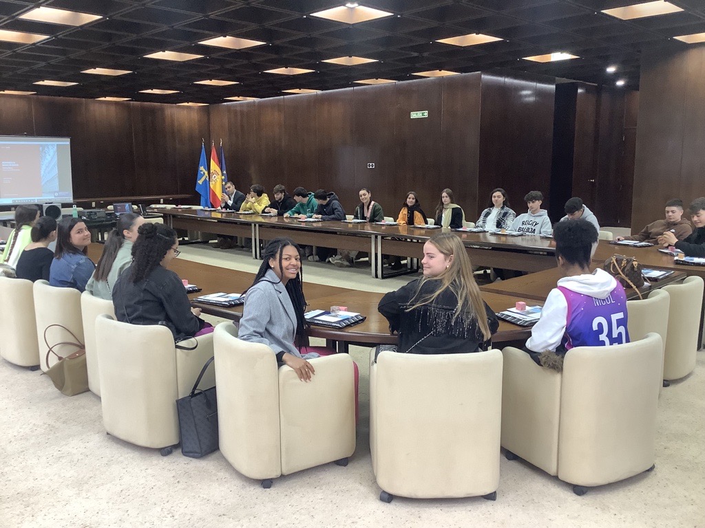 ies5's tweet photo. Estudiantes de Economía primero de bachillerato, visitando la sucursal del Banco de España en Oviedo https://t.co/UprtYv3ZeJ