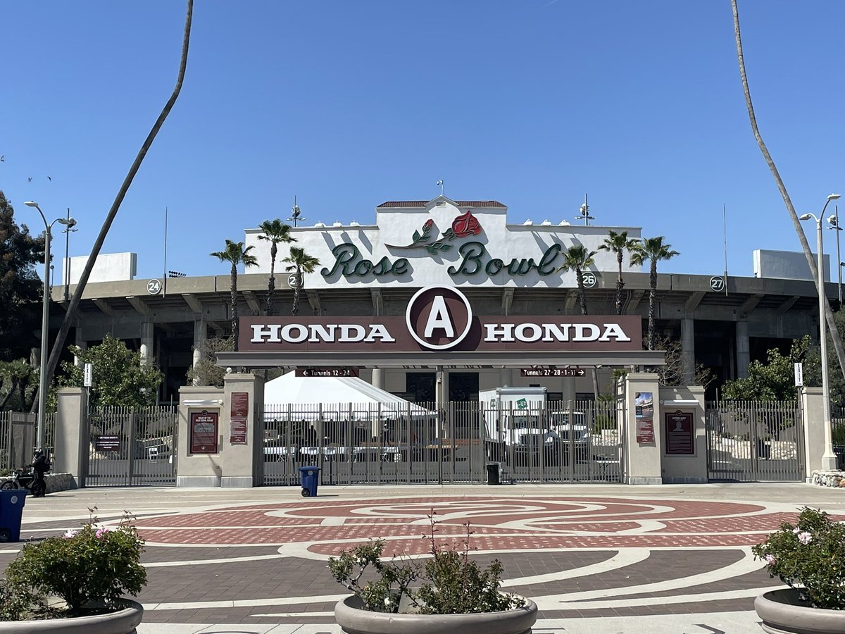 jpyehlen's tweet photo. Todays office for client meetings.  🌹🏈📈  
#PlanningforSportsProfessionals https://t.co/MiOvESw9VD