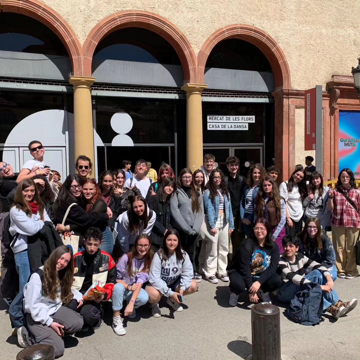 Ins_BaixPenedes's tweet photo. Espectacle de dansa i col·loqui amb els ballarins del Mercat de les Flors amb 1r i 2n de batxillerat artístic.
#institutbaixpenedes
#elvendrell https://t.co/btSPnz11y2