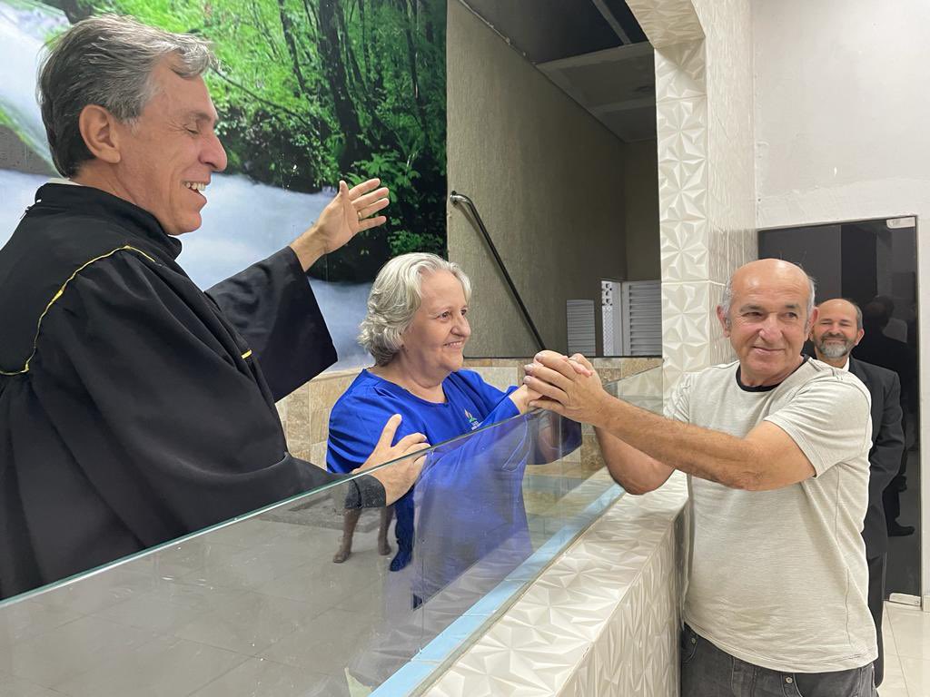 PrLuisGoncalves's tweet photo. Ontem, no evangelismo da @iasd_atheneu vimos o agir de Deus! Tivemos um emocionante #Batismo e muitas outras decisões para futuros #Batismos! https://t.co/s7rJ09ILKW