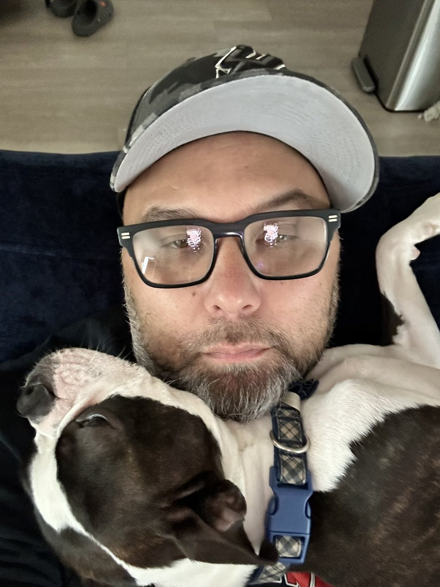 ThomasKCS's tweet photo. Does this dog make me look fat??? https://t.co/qUJbl9AeZB