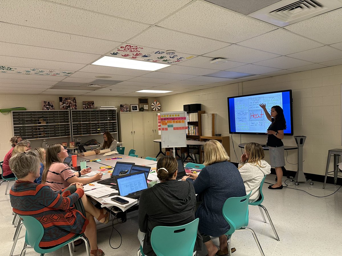 STEMcobb's tweet image. #STEMCobb interdisciplinary planing in action @CheathamHillES with @STEMTania. #DoingDrivesLearning