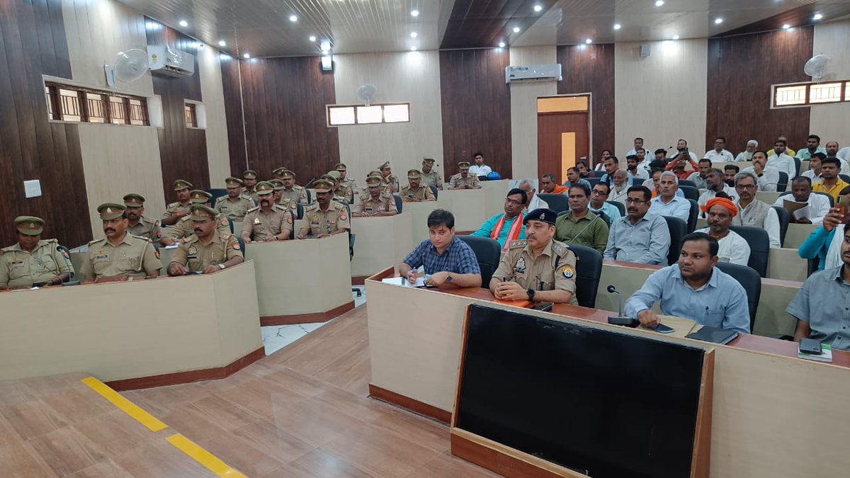 siddharthnagpol's tweet photo. #dmsid1 व #SP_SDR @AmitKAnandIPS द्वारा जिला कलेक्ट्रेट सभागार में आगामी त्यौहार ईद-उल-फितर, परशुराम जयंती आदि के दृष्टिगत सभी धर्मों के धर्मगुरुओं/संभ्रांत व्यक्तियों के साथ पीस कमेटी की मीटिंग का आयोजन कर आपसी सौहार्द एवं भाई चारा के साथ त्यौहार मनाने की अपील की गयी|
#UPPolice https://t.co/HYSibvm8h4