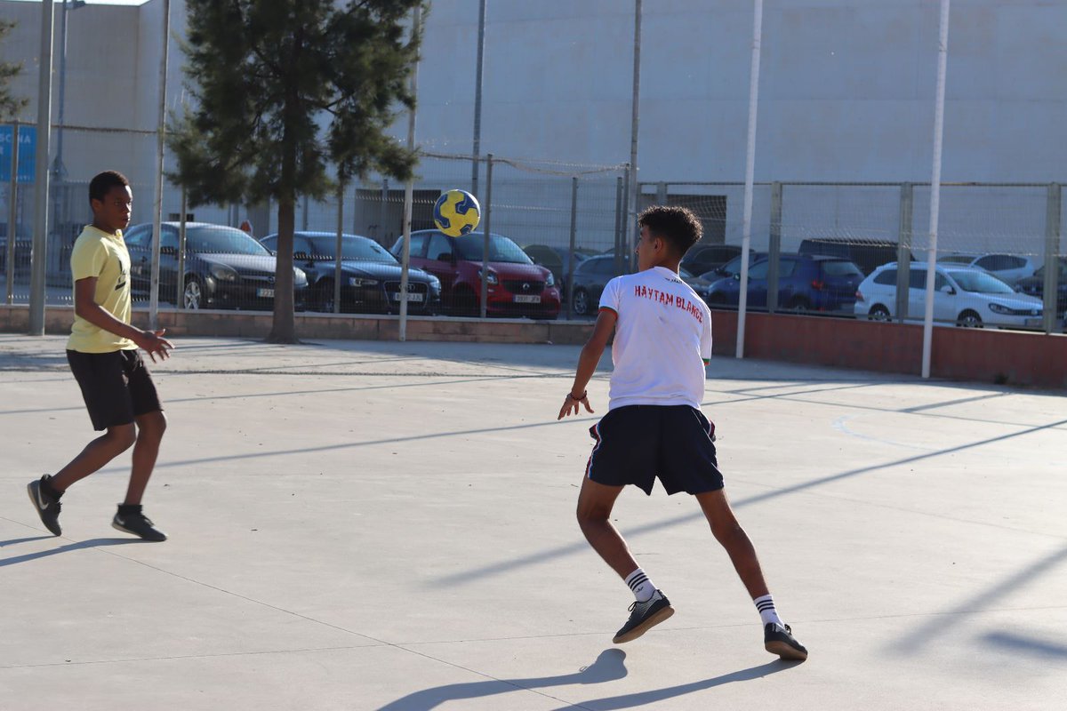 aeitaca's tweet photo. ℹ️ Ahir, el grup de #joves d'@aeitaca vam estar a la "Connexió Jove", segona trobada multiesportiva entre entitats del #barri per tal de crear noves xarxes i relacions socials mentre s'incentiva i es promouen hàbits saludables mitjançant l'esport🤾🏽♀️⚾
#LH #AEItaca #Esport #Salut https://t.co/dw1cCgmH7g