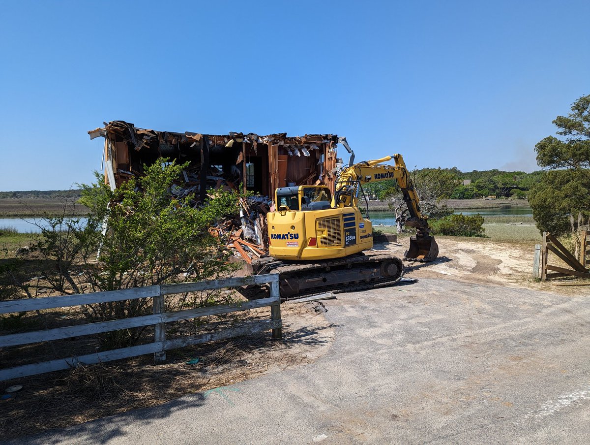 PawleysIslandPD's tweet photo. Use caution in the area of the Pritchard boat landing. House demolition in progress. https://t.co/ii91PcbNrh