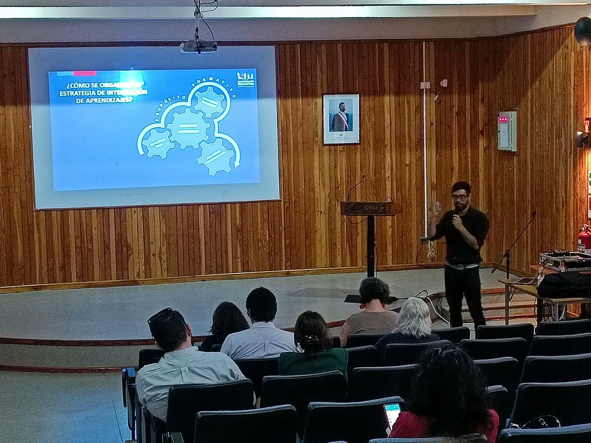 seremieduc01's tweet photo. 📚 👥 #ReactivaciónEducativa | Unidad de Currículum y Evaluación (UCE) @Mineduc y Educación @secreduc_tarapaca realizan jornada de Actualización y Priorización Curricular orientada a Supervisor@s #DEPROV y #SECREDUC para apoyar a los 🏫 en la y recuperación de aprendizajes ✍🏼 https://t.co/4MTYALLDnA