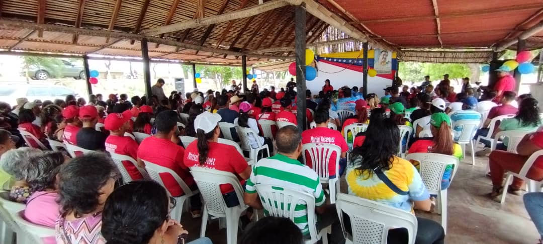 mari_velasquez's tweet photo. Junto a @Alessandrellove nuestro enlace territorial con el @PartidoPSUV en encuentro con la vanguardia del @PSUV_NE en el #MunicipioDíaz continuando el despliegue por #NuevaEsparta y la discusión de ideas y el afianzamiento de la Revolución @dcabellor @NicolasMaduro
#ManoDeHierro https://t.co/DSuV79AW2j
