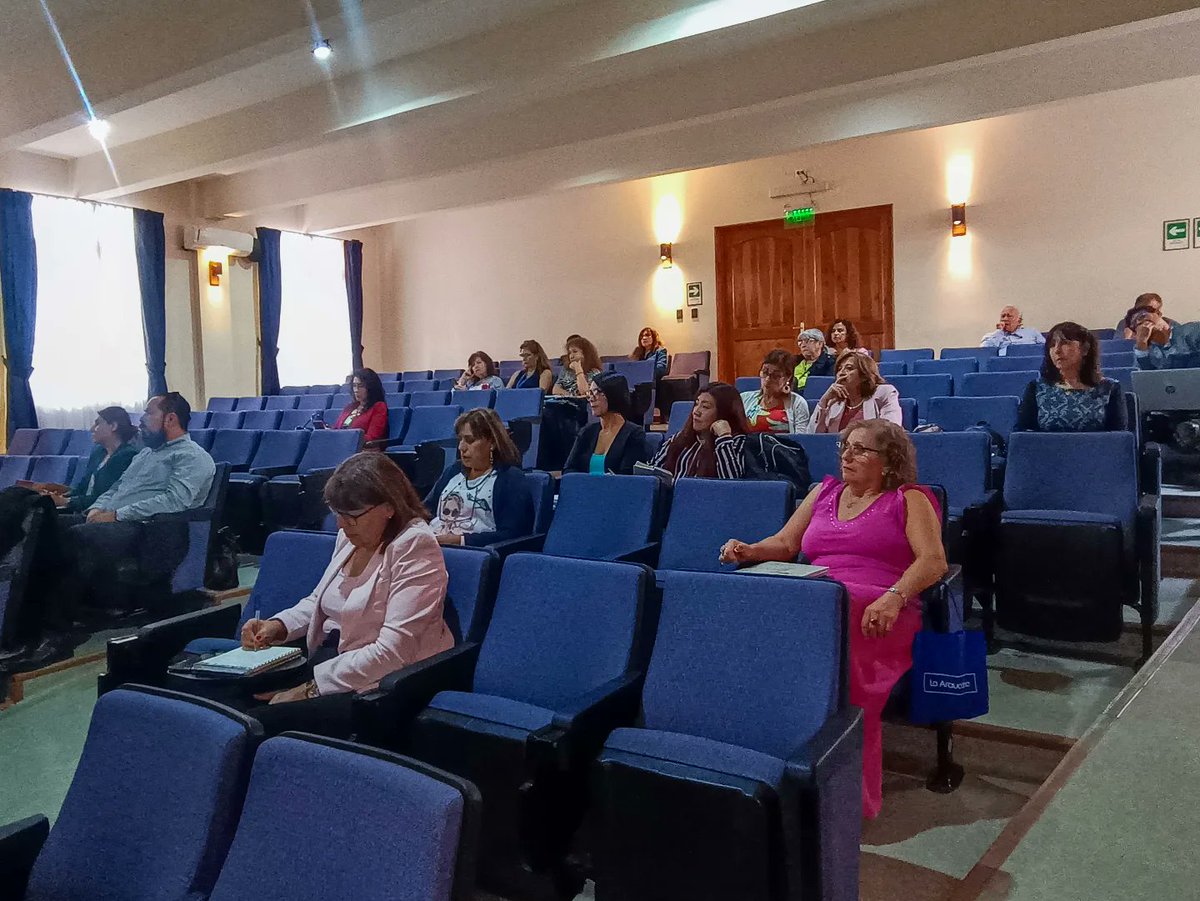 seremieduc01's tweet photo. 📚 👥 #ReactivaciónEducativa | Unidad de Currículum y Evaluación (UCE) @Mineduc y Educación @secreduc_tarapaca realizan jornada de Actualización y Priorización Curricular orientada a Supervisor@s #DEPROV y #SECREDUC para apoyar a los 🏫 en la y recuperación de aprendizajes ✍🏼 https://t.co/4MTYALLDnA