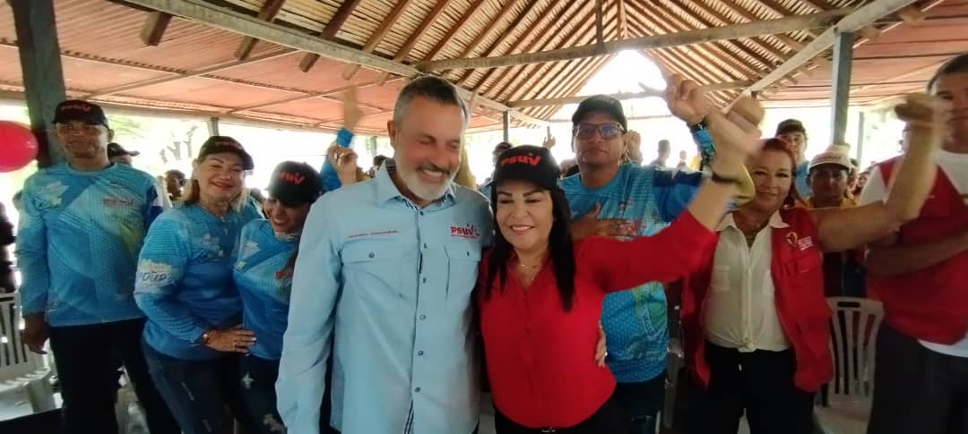 mari_velasquez's tweet photo. Junto a @Alessandrellove nuestro enlace territorial con el @PartidoPSUV en encuentro con la vanguardia del @PSUV_NE en el #MunicipioDíaz continuando el despliegue por #NuevaEsparta y la discusión de ideas y el afianzamiento de la Revolución @dcabellor @NicolasMaduro
#ManoDeHierro https://t.co/DSuV79AW2j