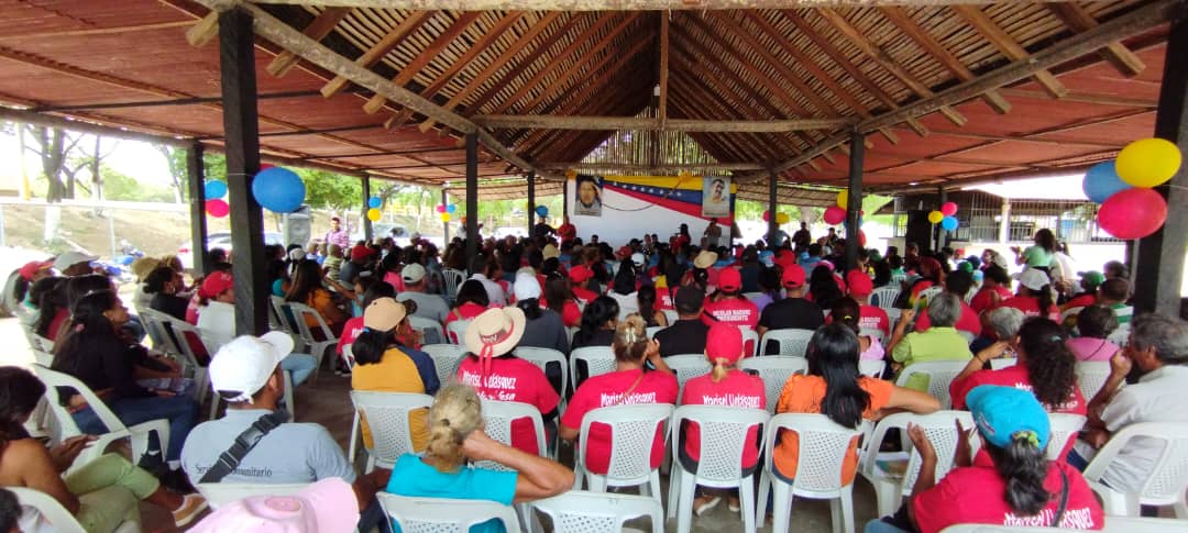 mari_velasquez's tweet photo. Junto a @Alessandrellove nuestro enlace territorial con el @PartidoPSUV en encuentro con la vanguardia del @PSUV_NE en el #MunicipioDíaz continuando el despliegue por #NuevaEsparta y la discusión de ideas y el afianzamiento de la Revolución @dcabellor @NicolasMaduro
#ManoDeHierro https://t.co/DSuV79AW2j