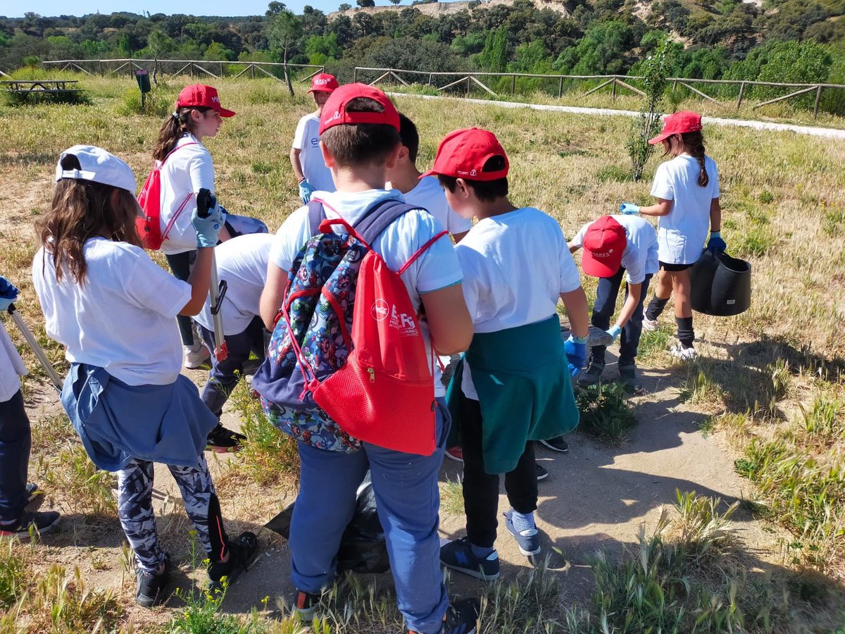 CPBTiernoGalvan's tweet photo. Desde la @FundacionEcomar buscaban ayuda para avanzar en el desarrollo sostenible. Nuestros chicos y chicas de 4º de primaria han colaborado en la limpieza del Embalse de el Pardo. Enhorabuena chicos por vuestra implicación! @CtifNorte @revista360y5tr1 @ayto3cantos https://t.co/W0Q3qHonNH