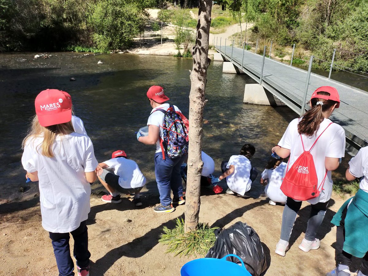 CPBTiernoGalvan's tweet photo. Desde la @FundacionEcomar buscaban ayuda para avanzar en el desarrollo sostenible. Nuestros chicos y chicas de 4º de primaria han colaborado en la limpieza del Embalse de el Pardo. Enhorabuena chicos por vuestra implicación! @CtifNorte @revista360y5tr1 @ayto3cantos https://t.co/W0Q3qHonNH