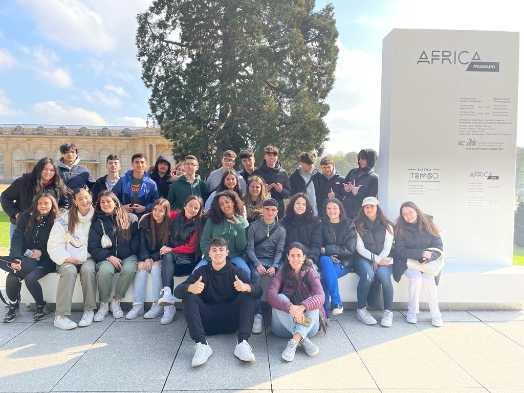 inselcalamot's tweet photo. Dimarts van marxar d'intercanvi a Bèlgica 35 alumnes de 1r de batxillerat. Així de bé s'ho estan passant! #SomCalamot #BATCalamot #somllengües #intercanvis #intercanvisBèlgica #intercanvisBATCalamot https://t.co/HdyS4qecIr