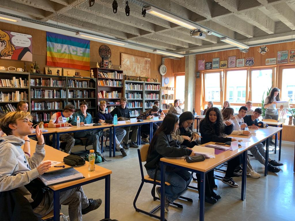 inselcalamot's tweet photo. Dimarts van marxar d'intercanvi a Bèlgica 35 alumnes de 1r de batxillerat. Així de bé s'ho estan passant! #SomCalamot #BATCalamot #somllengües #intercanvis #intercanvisBèlgica #intercanvisBATCalamot https://t.co/HdyS4qecIr