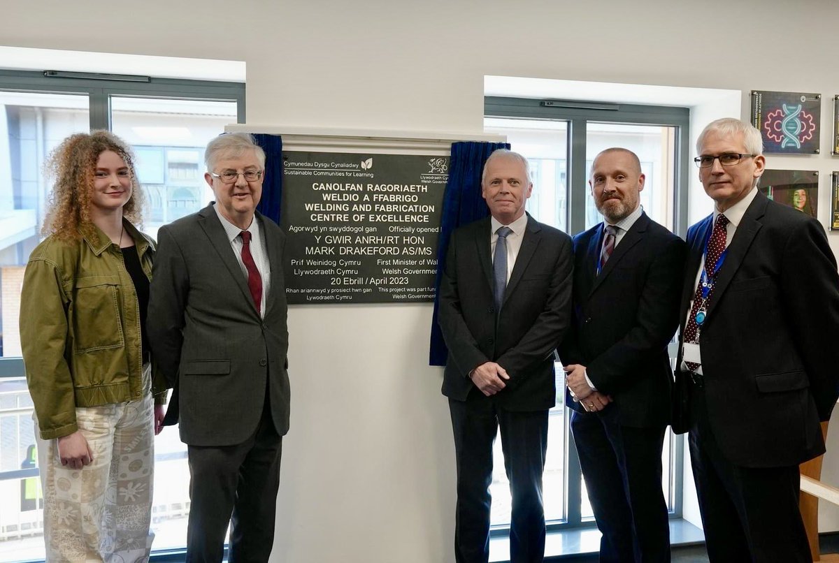iwanthomas1's tweet photo. Very grateful to @PrifWeinidog for officially opening our new #engineering Centre of Excellence in @PembsCollege 

An amazing resource for current &amp; future #skills to support #industry, #employers &amp; our #communities 

Privilege as Chair to welcome the FM &amp; support our great team https://t.co/0D8dQvwoor