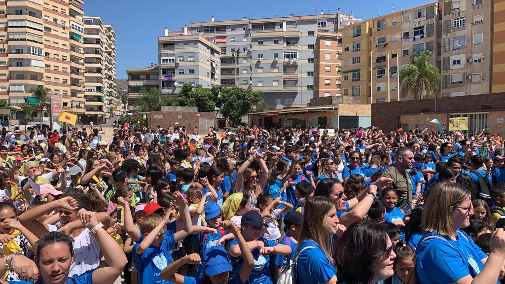 PaquiCara's tweet photo. 25 centros educativos desde infantil a secundaria con más de 2000 alumnos nos hemos subido a la lectura para celebrar #eldiadellibro inundando calles y plazas de #Motril con lecturas de poesía cuentos y pasacalles organizado por el #grupodecooperacionbibliotecaria #lamardelibros https://t.co/ttbWWEPUQJ
