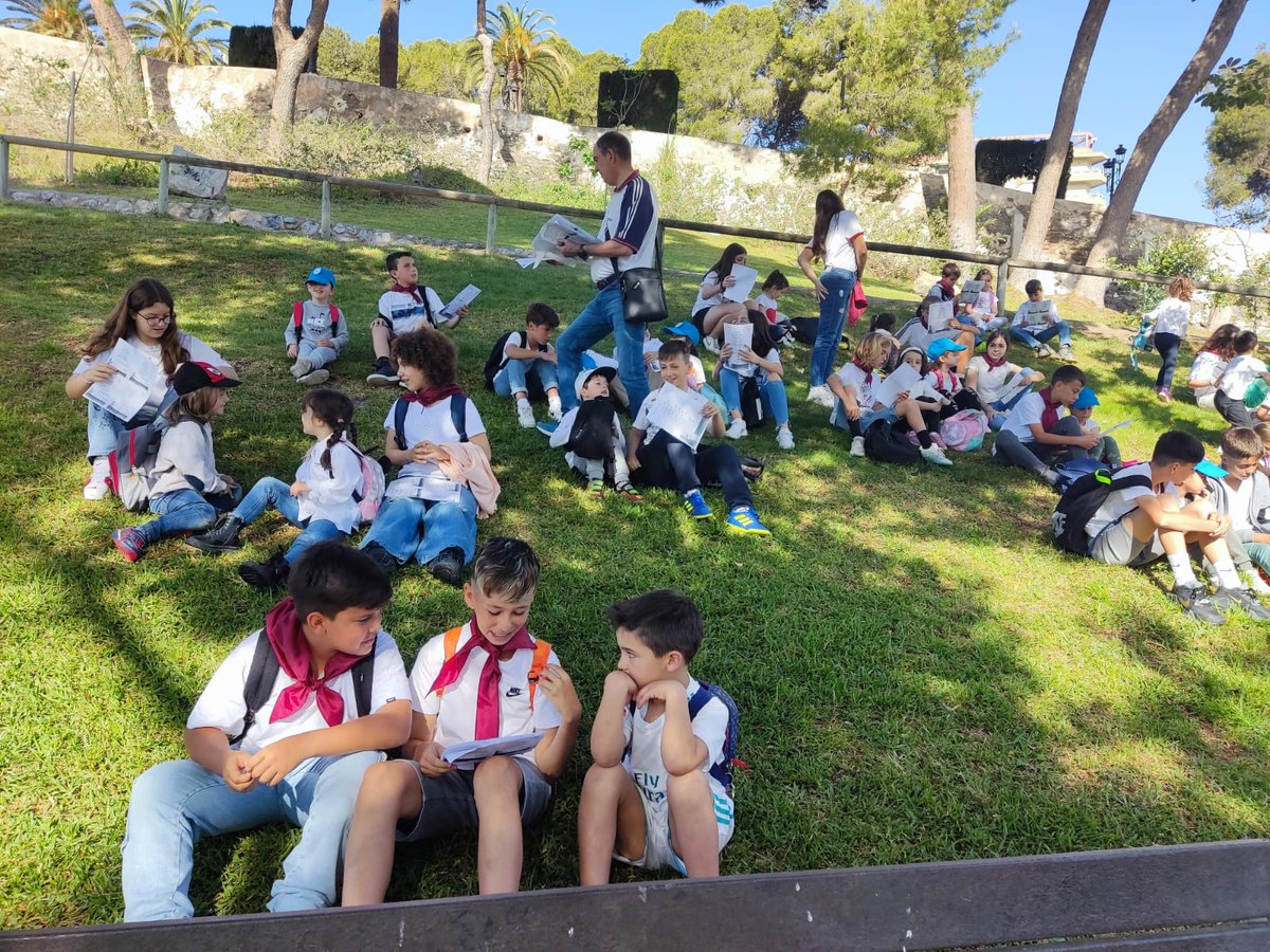 PaquiCara's tweet photo. 25 centros educativos desde infantil a secundaria con más de 2000 alumnos nos hemos subido a la lectura para celebrar #eldiadellibro inundando calles y plazas de #Motril con lecturas de poesía cuentos y pasacalles organizado por el #grupodecooperacionbibliotecaria #lamardelibros https://t.co/ttbWWEPUQJ