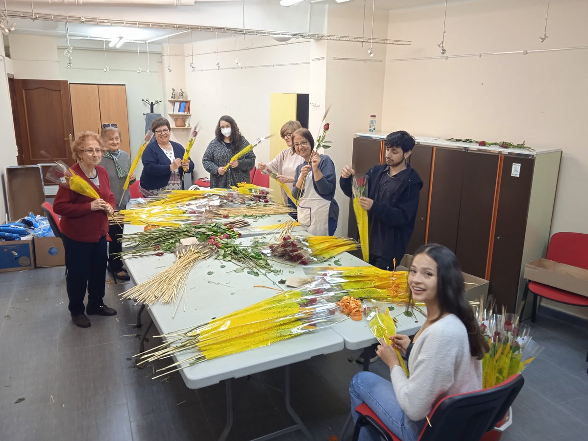 AvismonCat's tweet photo. 🚦Escalfem motors a Avismón perquè enguany, la diada de #SantJordi2023 sigui motiu d'alegria i d'il·lusió per la #gentgran.
L'equip de #voluntariat prepara llibres i roses amb el mateix amor i cura que s'entregaran. https://t.co/0HhepY1yxY